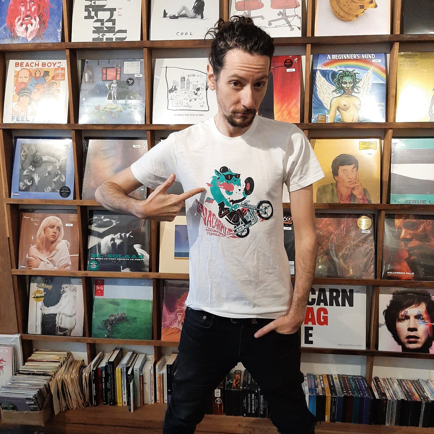 T-SHIRT - Dragon sur une moto qui crache du feu en mangeant un vinyle (T-Shirt)